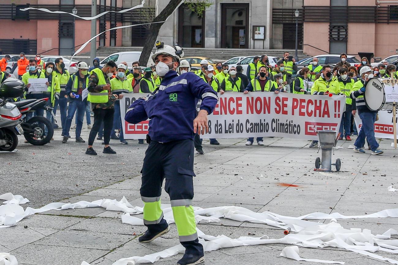 Imagen de hoy de las protestas de un grupo de trabajadores de la planta de Ence de Pontevedra en Madrid (Foto: Europa Press).