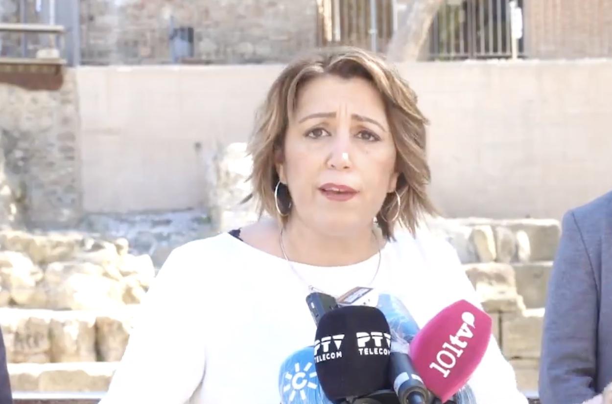 Susana Díaz contesta a la pregunta de un vecino en rueda de prensa. Twitter