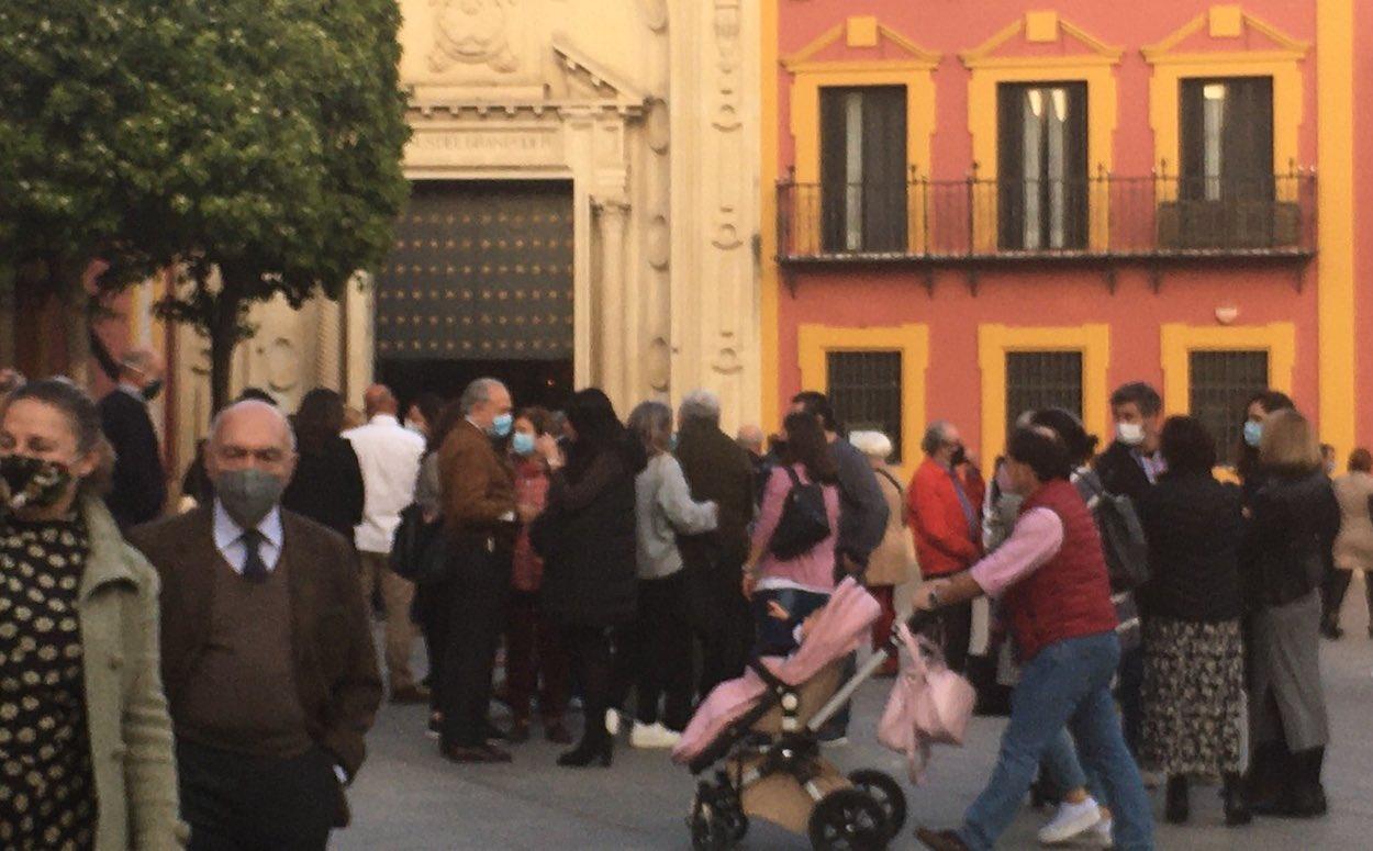 Fieles a las puertas de la basílica del Gran Poder, en la plaza de San Lorenzo de Sevilla. 
