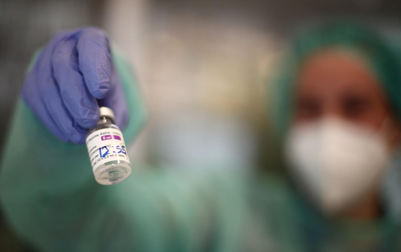 Un profesional sanitario sostiene un vial de la vacuna de AstraZeneca contra la COVID-19. Fuente: Europa Press.