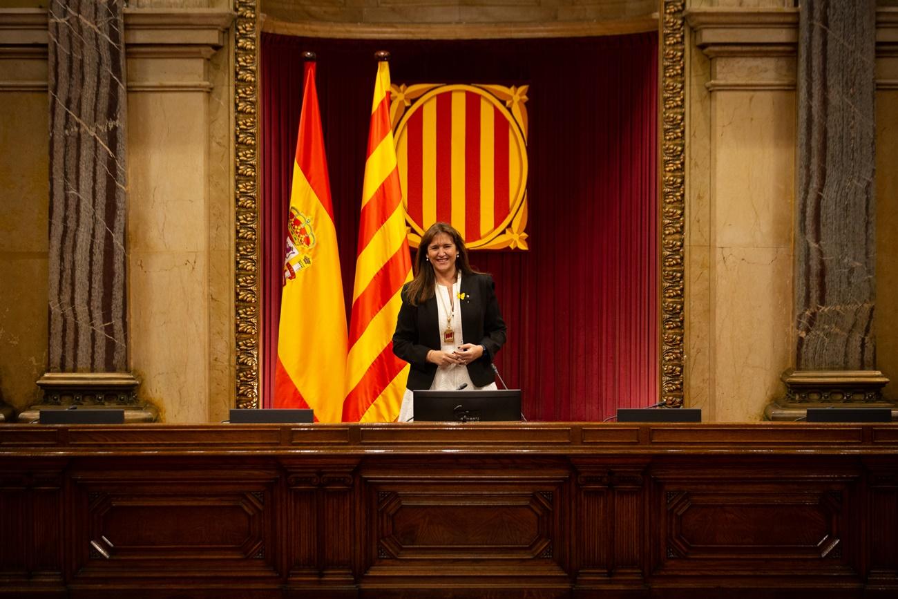 La candidata de Junts, Laura Borràs, posa en el Auditorio del Parlament de Catalunya tras ser proclamada nueva presidenta de la Cámara catalana en el inicio de la XIII legislatura