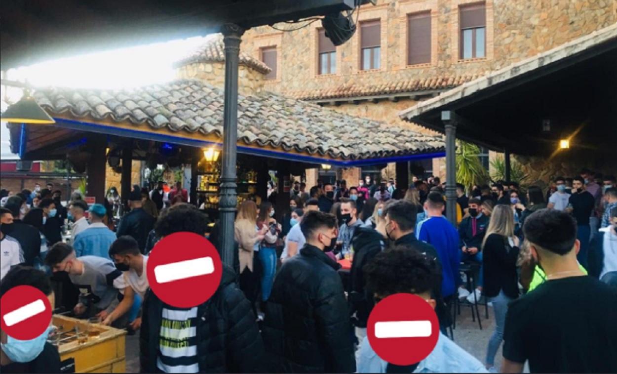 Fiesta con más de 700 personas en Linares. Fuente Twitter