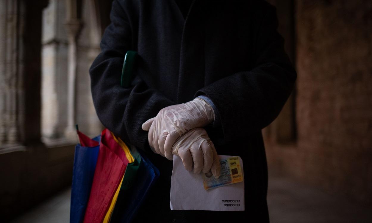 Un hombre vota por correo en las elecciones autonómicas de Cataluña. EP