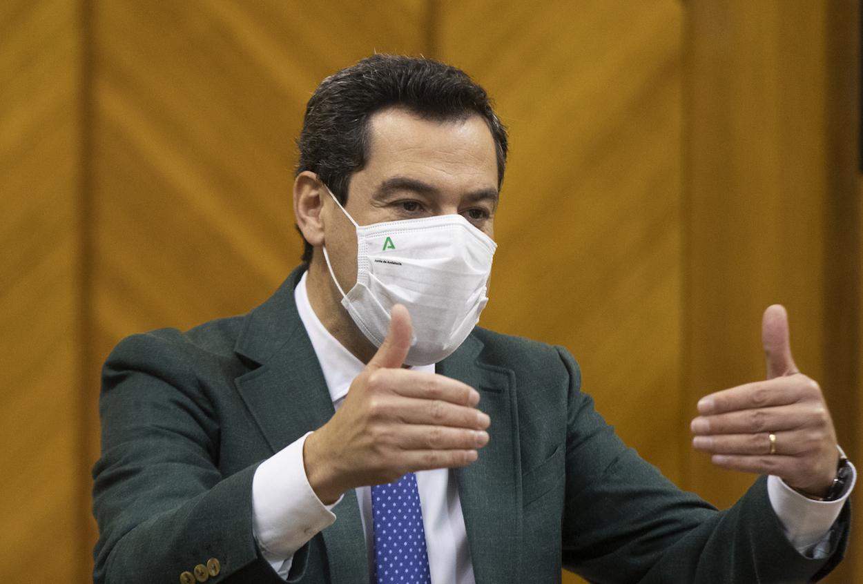 El presidente de la Junta, Juan Manuel Moreno, en la sesión de control al Gobierno en el Parlamento. MARÍA JOSÉ LÓPEZ/EP