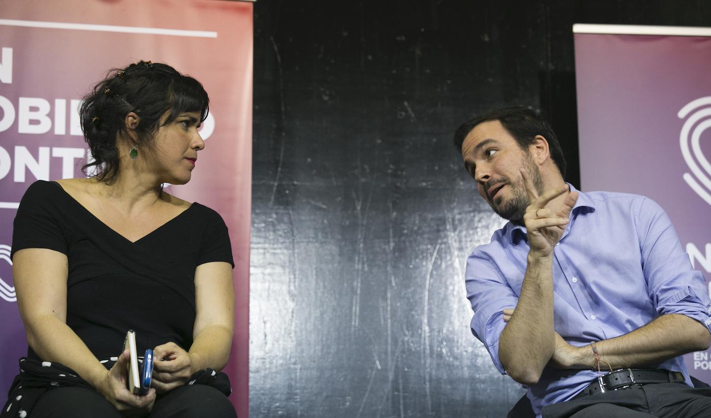 El coordinador general de IU, Alberto Garzón (d), conversa con la líder de Adelante Andalucía, Teresa Rodríguez (i). EP