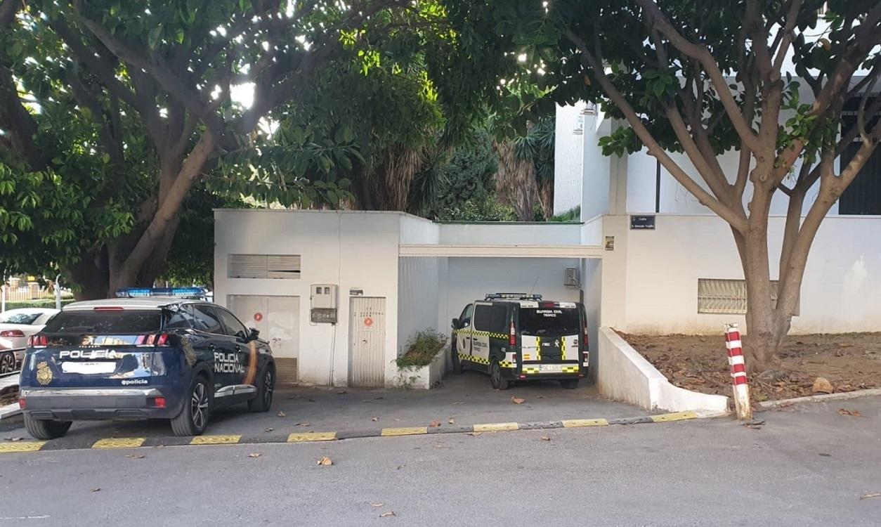 Juzgados de Marbella, coche Policía Nacional y Guardia Civil. EP