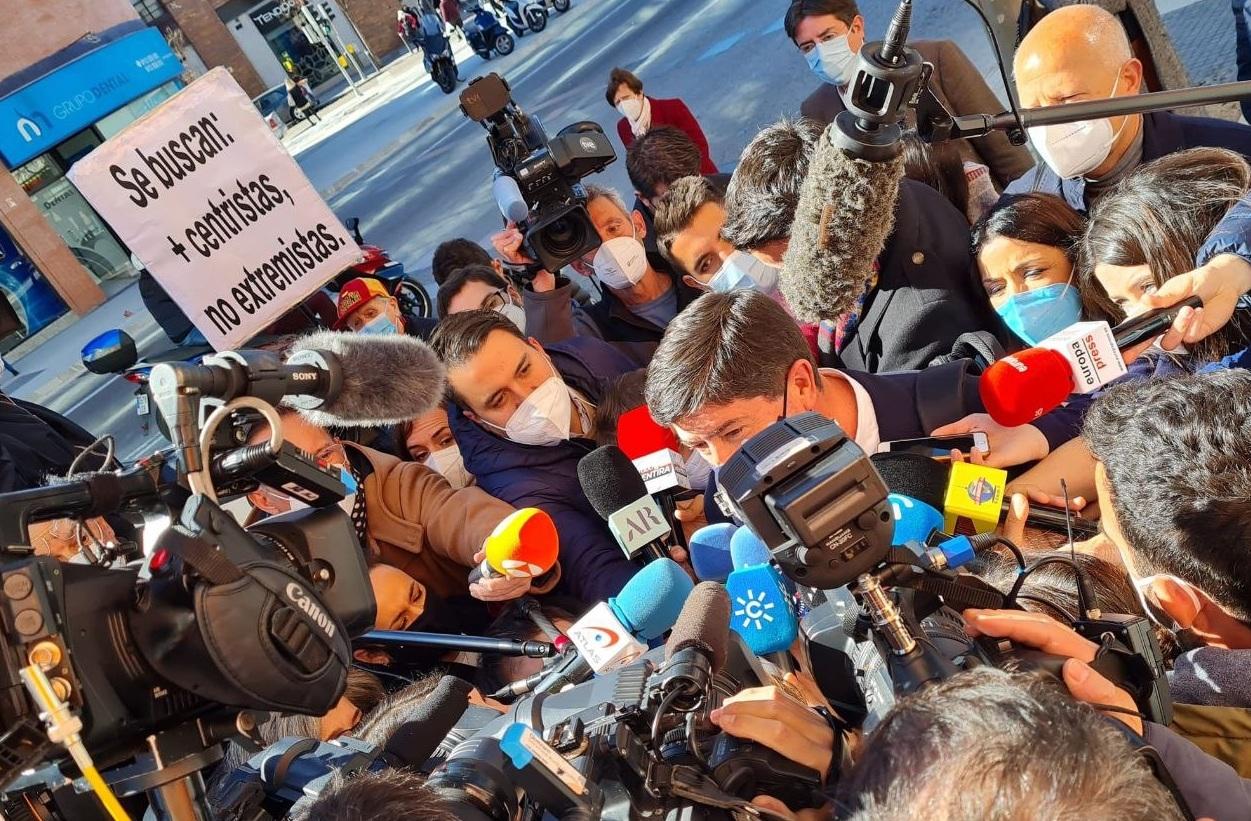  Juan Marín atiende a los medios a su llegada a la Ejecutiva de Cs en Madrid.