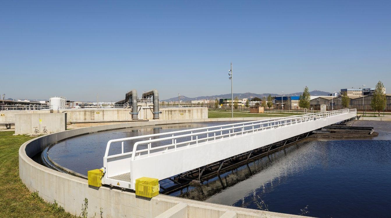 El objetivo de Aigües de Barcelona es aportar valor a la ciudad a partir del vector agua y contribuir de forma significativa al desarrollo sostenible de todo el entorno metropolitano El objetivo de Aigües de Barcelona es aportar valor a la ciudad a partir del vector agua y contribuir de forma significativa al desarrollo sostenible de todo el entorno metropolitano