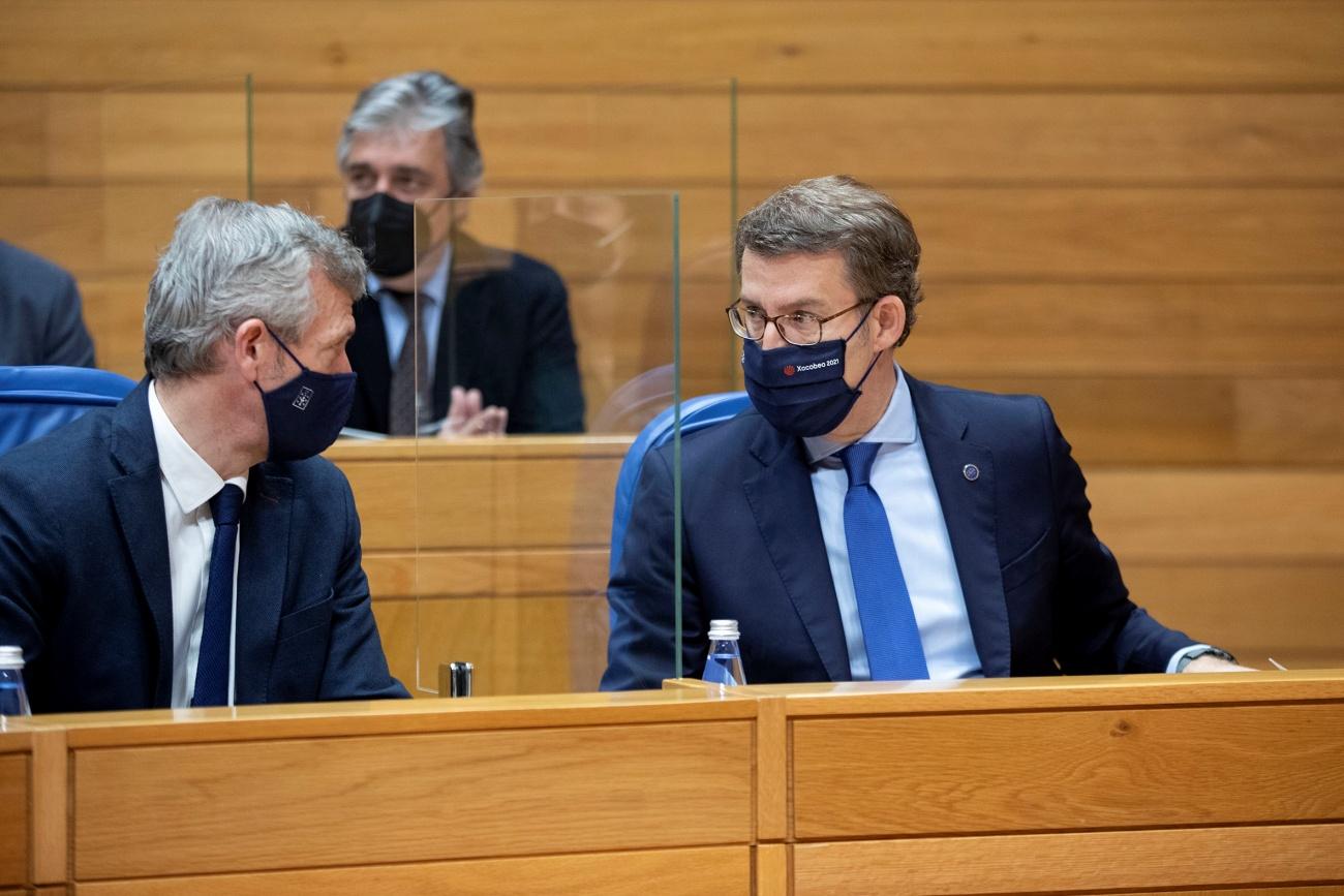 Alfonso Rueda y Alberto Núñez Feijóo charlan durante una sesión en el Parlamento gallego (Foto: Xunta de Galicia).