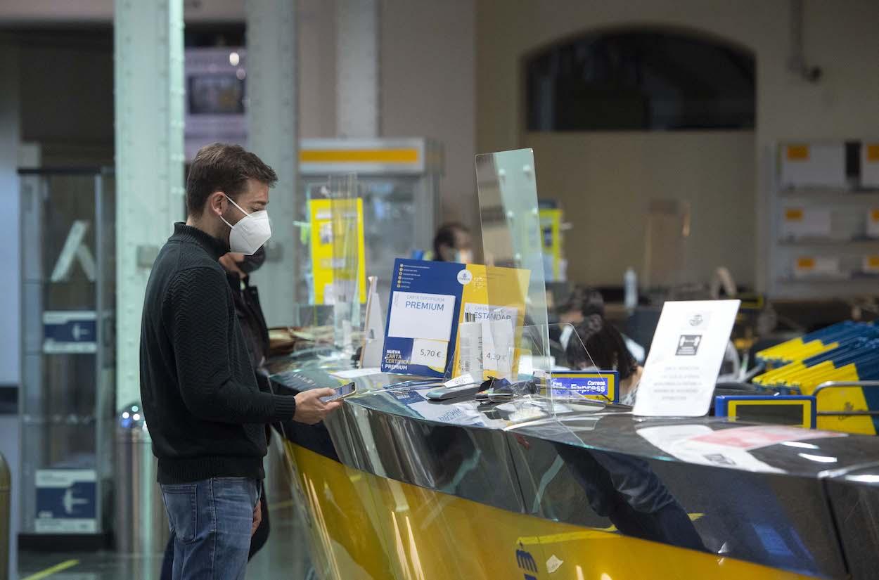 Un cliente en la Oficina de Correos de Cibeles, Madrid