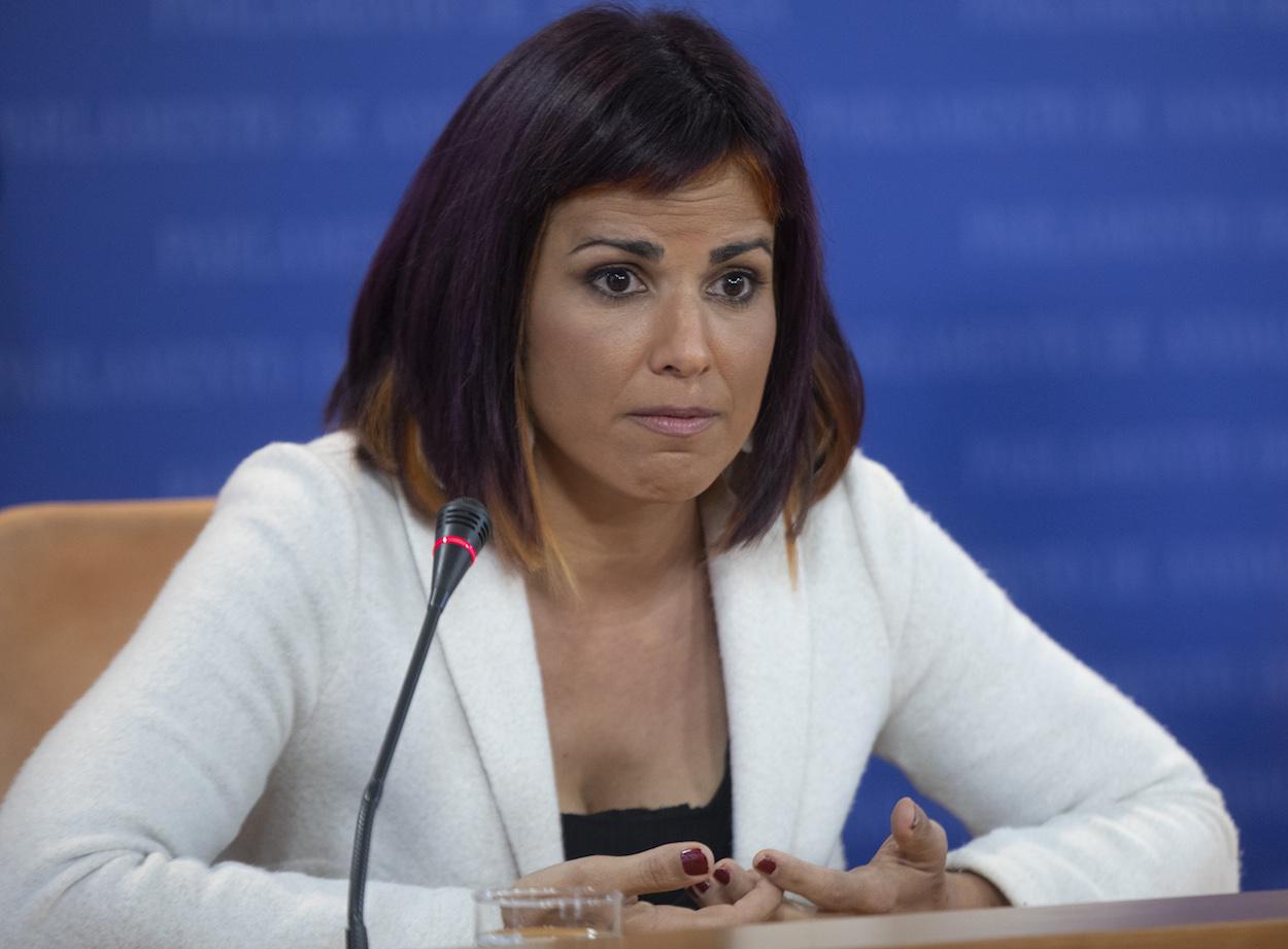 La diputada Teresa Rodríguez, en rueda de prensa en el Parlamento. MARÍA JOSÉ LÓPEZ/EP