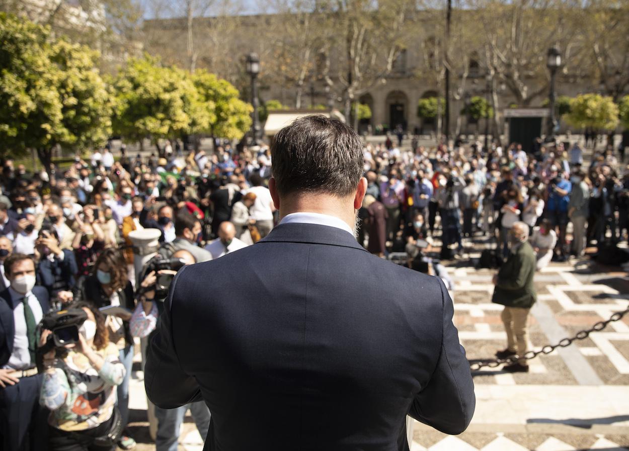 Santiago Abascal, momentos antes de la particular rueda de prensa de Sevilla. MARÍA JOSÉ LÓPEZ EP