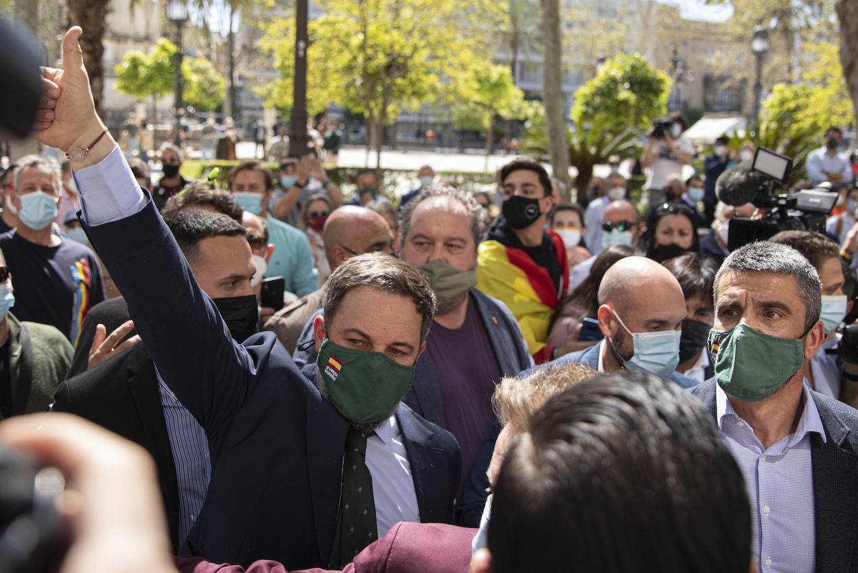 El líder ultraderechista Santiago Abascal, rodeado de seguidores en Sevilla. MARÍA JOSÉ LÓPEZ/EP