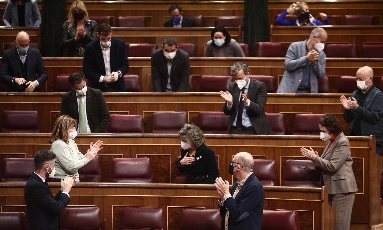 Miembros del hemiciclo aplauden a la diputada y secretaria ejecutiva de Sanidad y Consumo del PSOE, María Luisa Carcedo