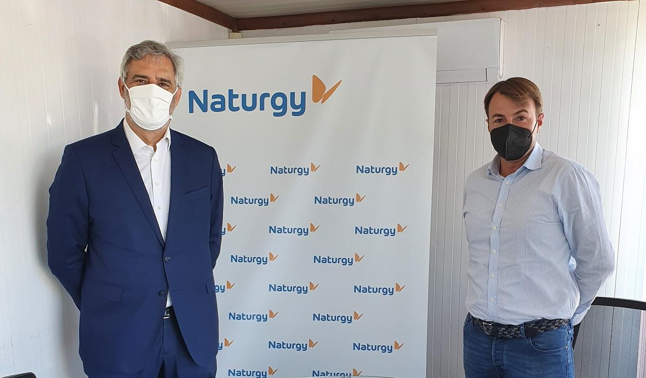 Firma entre los representantes de Naturgy y Transnugon