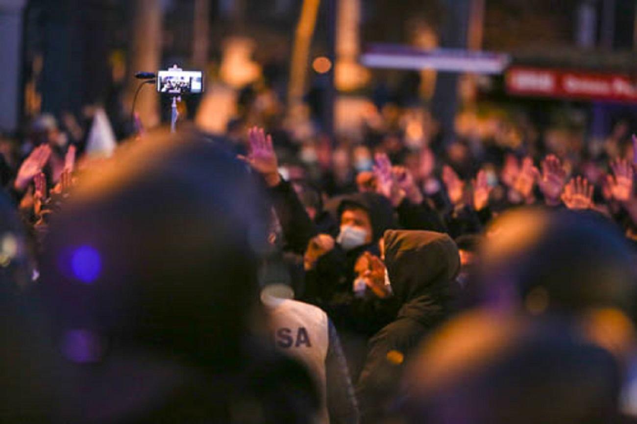 Cientos de manifestantes durante una manifestación no autorizada a favor de Pablo Hasel desde Atocha a Cibeles, en Madrid. Fuente: Europa Press.