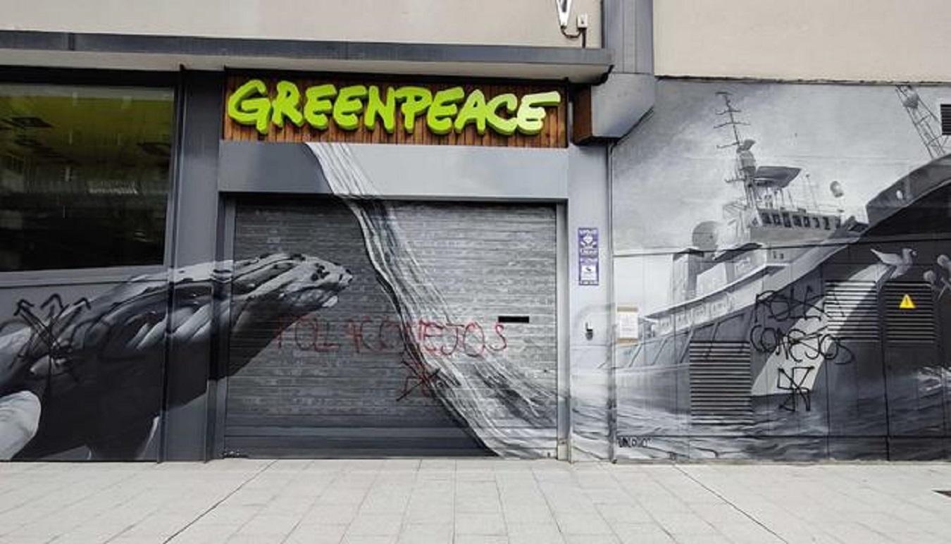 Fachada de la sede de Greenpeace en Madrid vandalizada con simbología nazi. Fuente: Greenpeace.