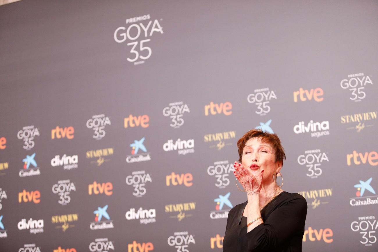 La actriz Verónica Forqué posando en la alfombra roja en la 35 edición de los Premios Goya. Fuente: Europa Press.