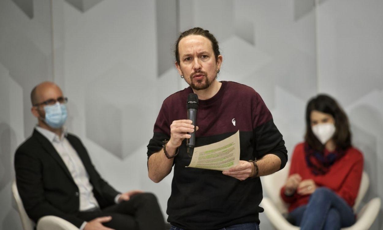 El secretario general de Podemos, Pablo Iglesias, junto a la coportavoz de la formación, Isa Serra, y el secretario de Estado de Derechos Sociales, Nacho Álvarez, durante un acto organizado por el partido sobre las políticas de vivienda