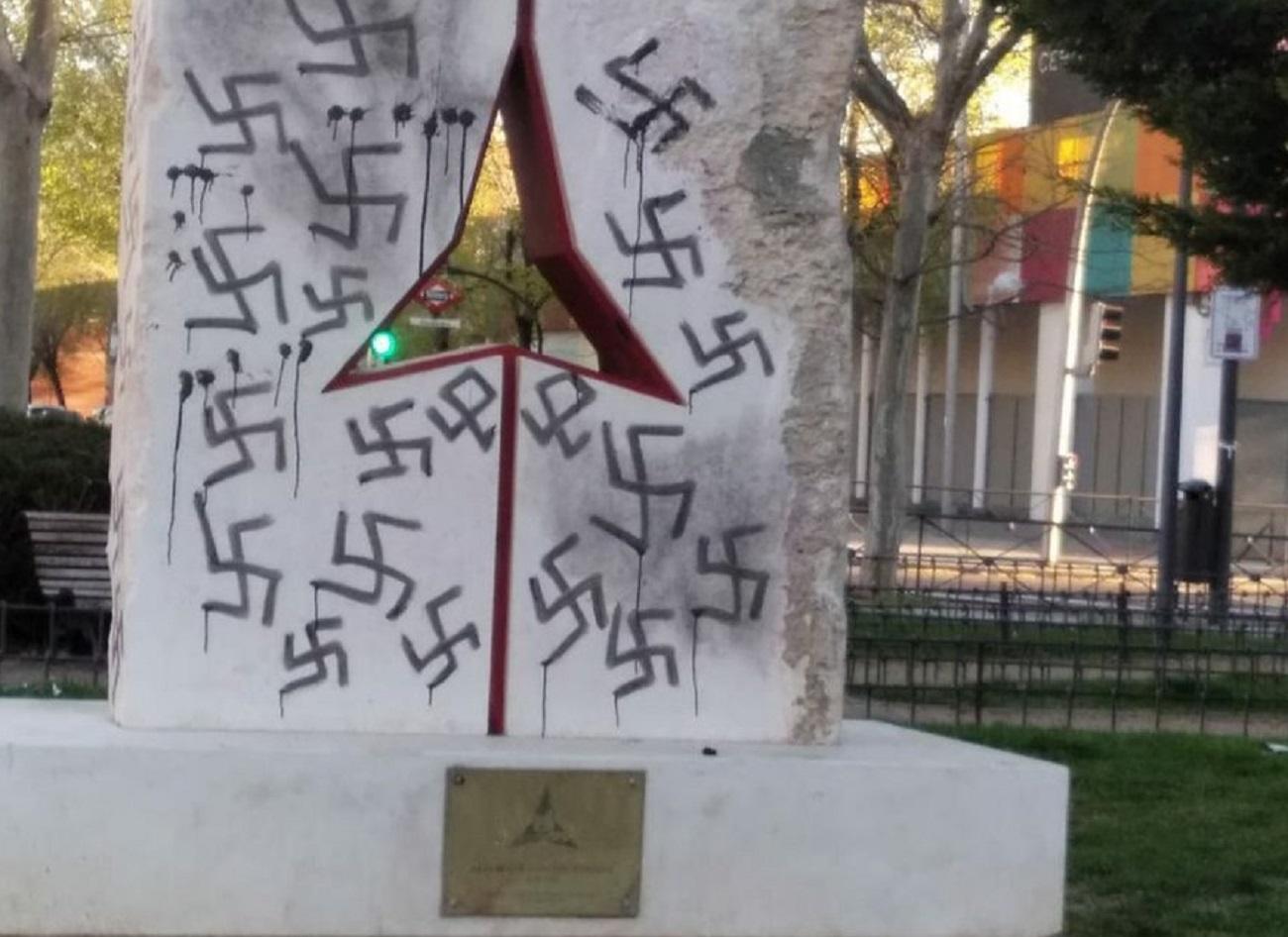 El monumento a las Brigadas Internacionales instalado en Vicálvaro y vandalizado. Fuente: Twitter.