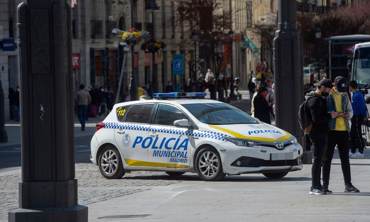 Un coche de Policía Municipal circula por el centro de Madrid. EP