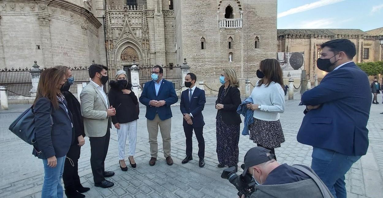 Juan Ávila (en el centro, con mascarilla azul), con dirigentes locales del PP.