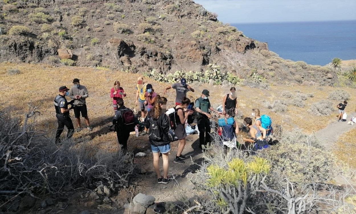 La Guardia Civil denuncia a 79 personas que celebraban una fiesta en Gran Canaria. EP