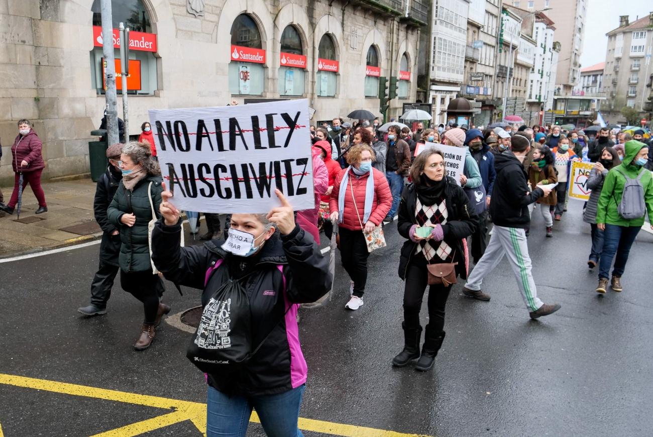 Imagen de la manifestación celebrada en febrero en Santiago contra la Ley de Salud Pública de la Xunta, a la que han puesto el nombre de Ley Auschwitz (Foto: Europa Press).