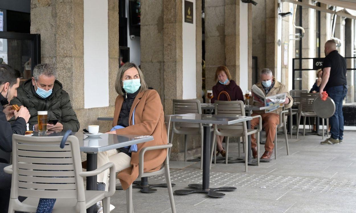 Personas consumiendo en una terraza de un restaurante en A Coruña (Galicia) EP
