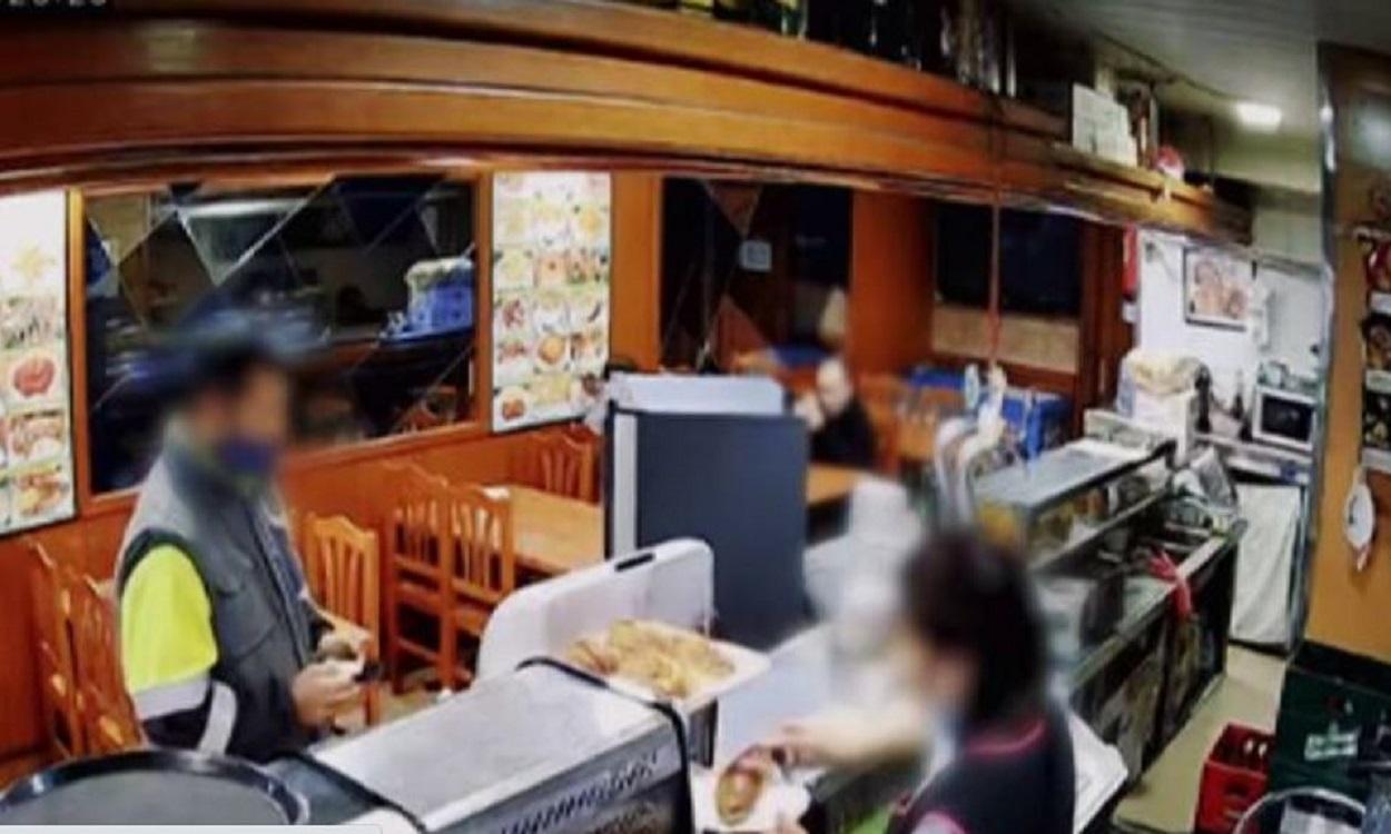 Un hombre droga a la camarera en un bar de Barcelona para robar la caja fuerte. Antena 3