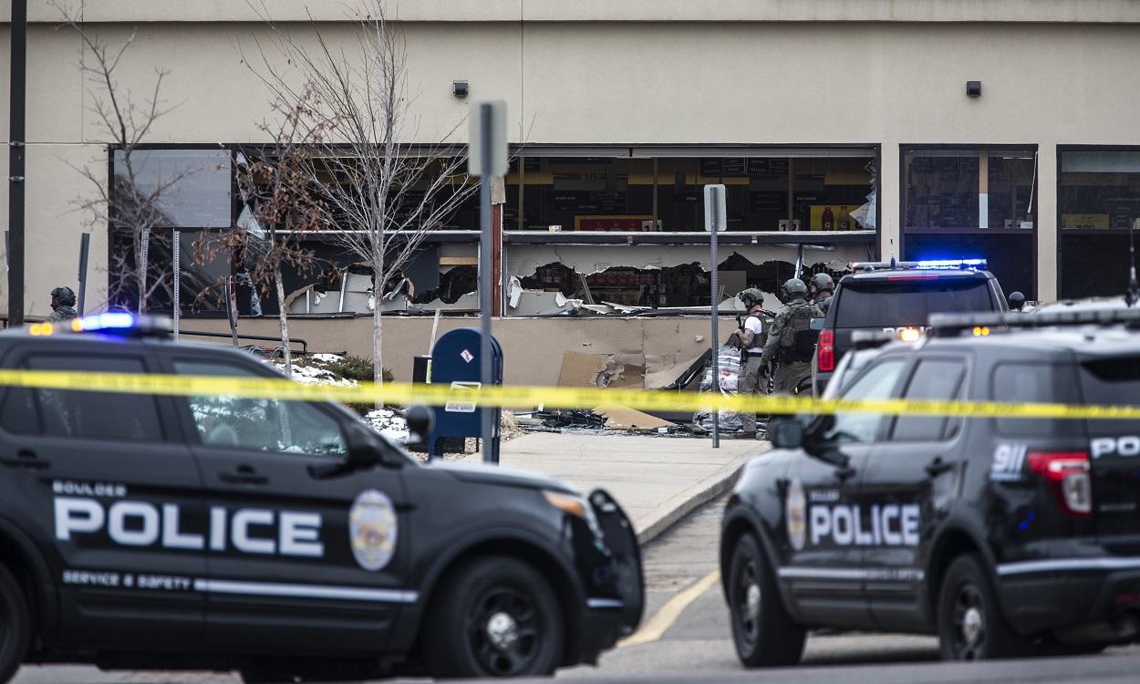 Ventanas rotas en una tienda de comestibles King Soopers después de un tiroteo el 22 de marzo de 2021 en Boulder, Colorado. EP