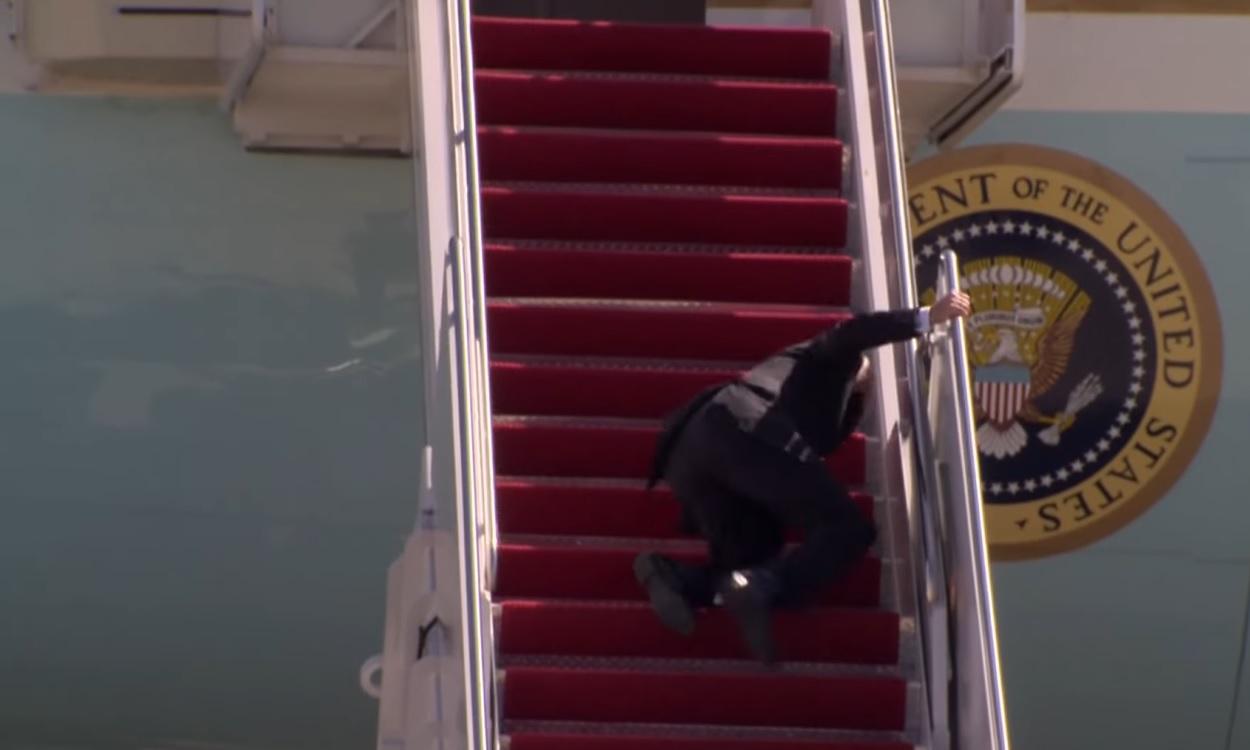 Joe Biden se tropieza en las escaleras del avión presidencial. Youtube