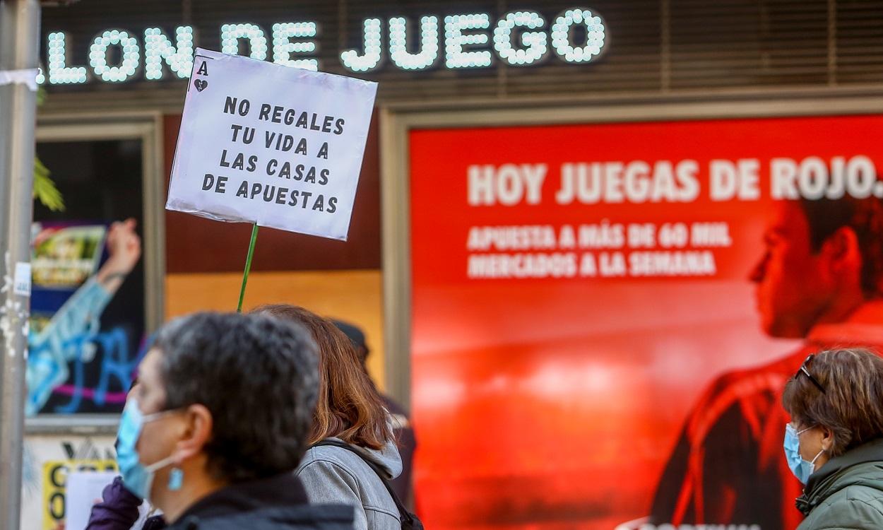 Una persona sostiene una pancarta en una manifestación contra la proliferación de los locales de apuestas. EP