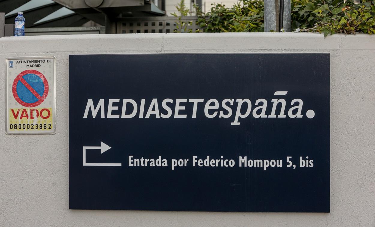 Carteles de señalización del recinto de Mediaset España Comunicación. EP