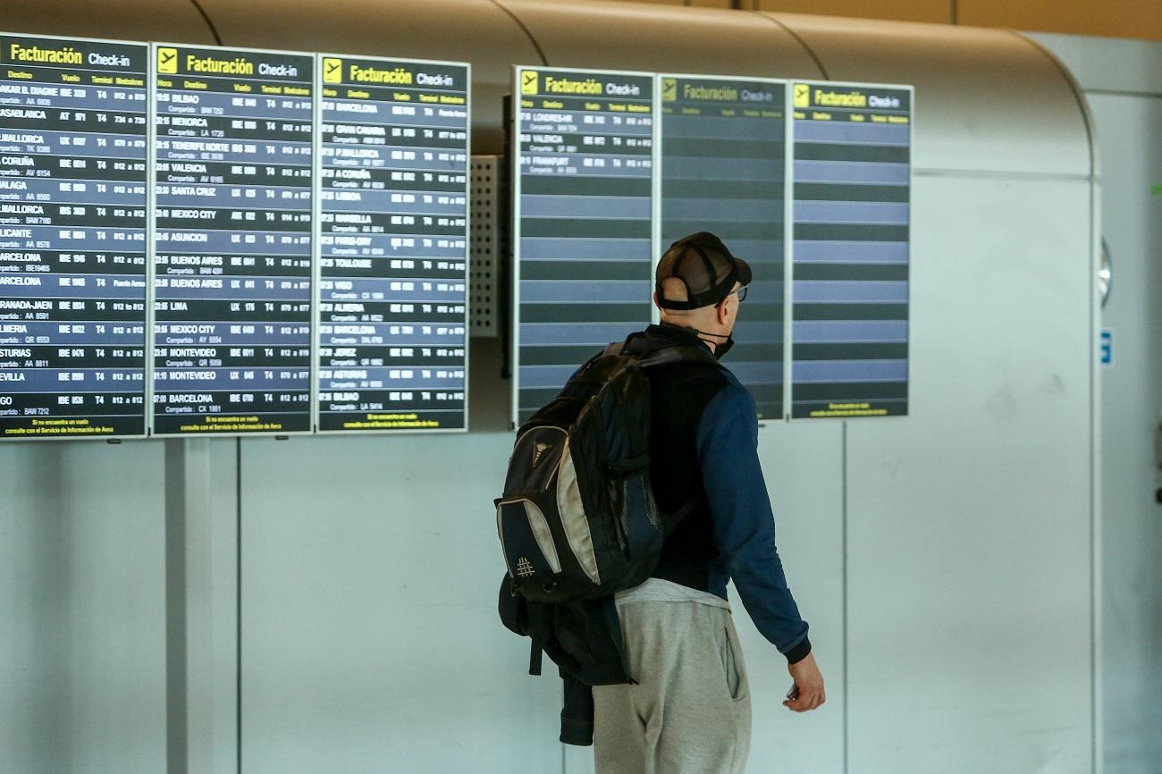 Un hombre camina con una mochila en la terminal T4 del Aeropuerto Adolfo Suárez Madrid-Barajas. Fuente: Europa Press.