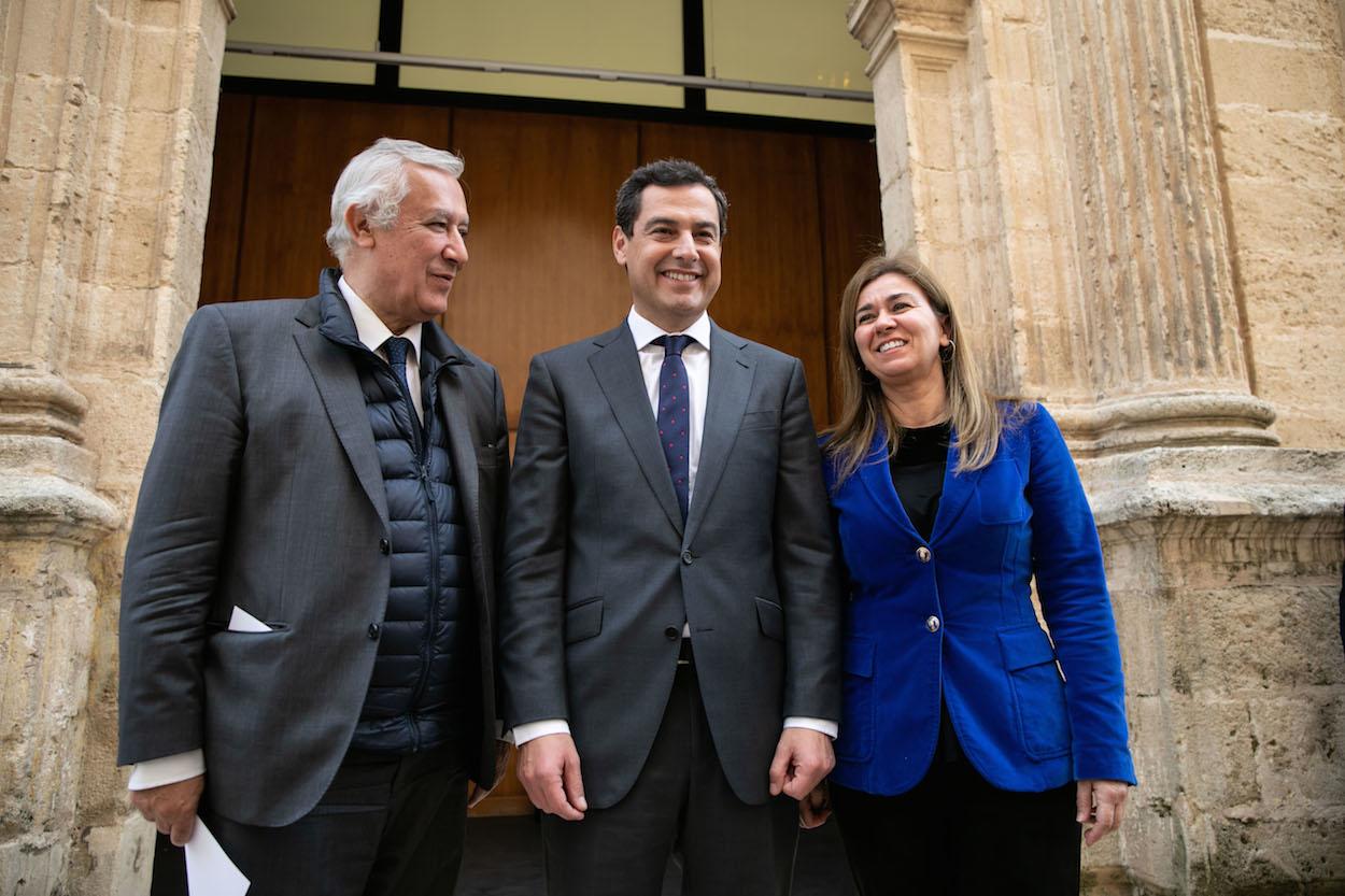 Javier Arenas con Juan Manuel Moreno y Teresa Ruiz Sillero. JESÚS PRIETO/EP