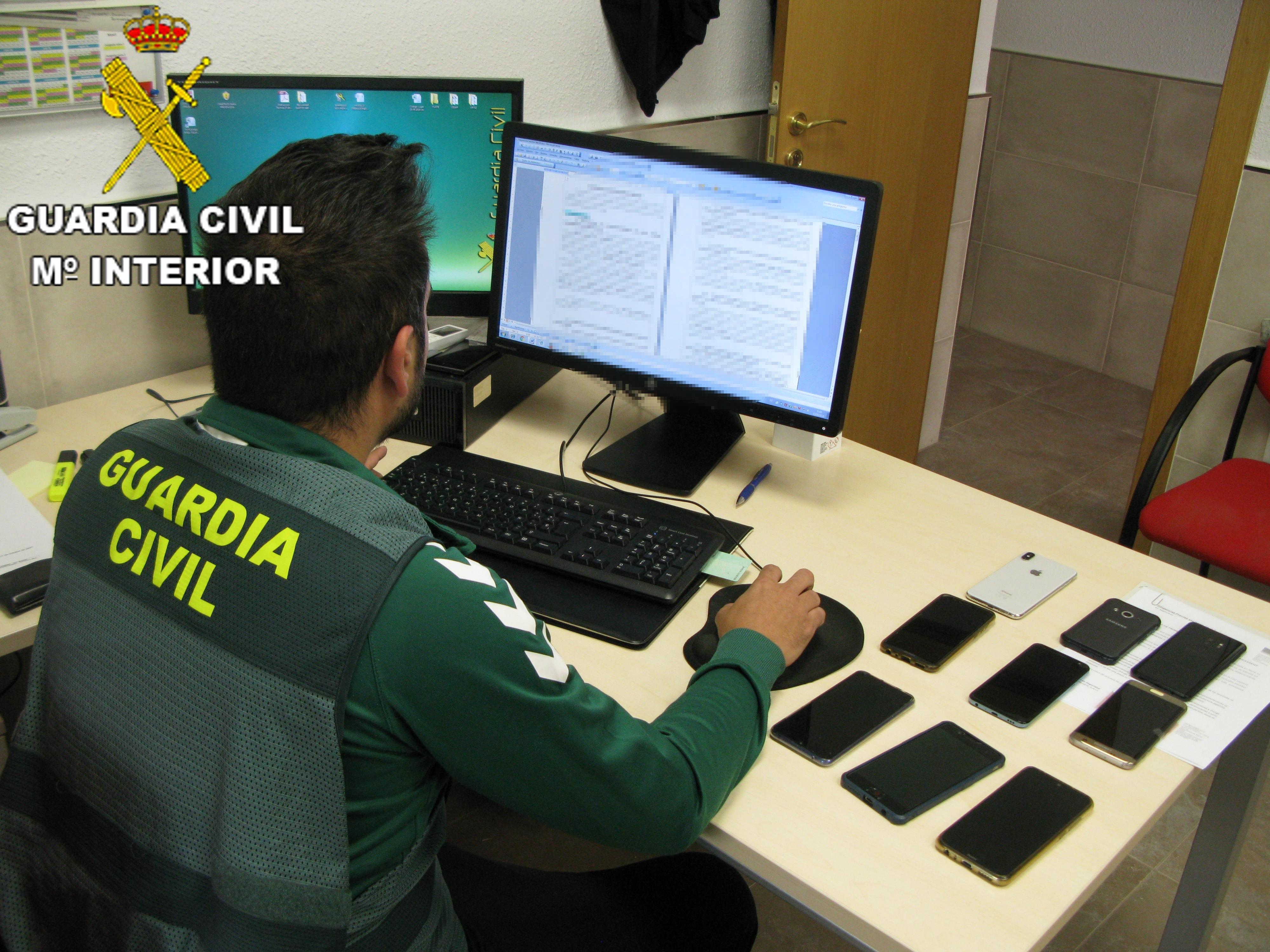 Un agente de la Guardia Civil ante un ordenador. Ministerio del Interior