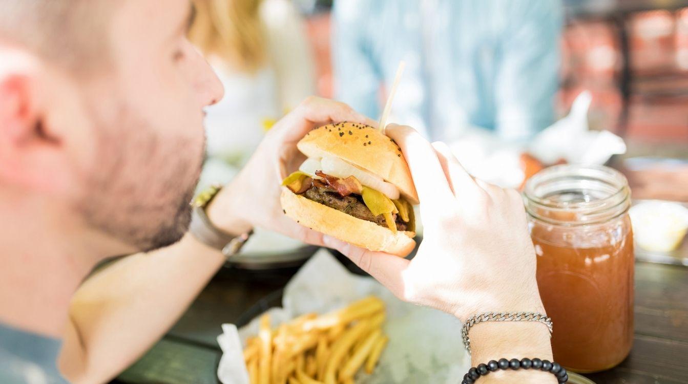 Según un estudio del Instituto de Salud Global de Barcelona (ISGlobal), centro impulsado por la Fundación ”la Caixa”, consumir alimentos y bebidas ultraprocesados podría aumentar el riesgo de padecer un cáncer colorr