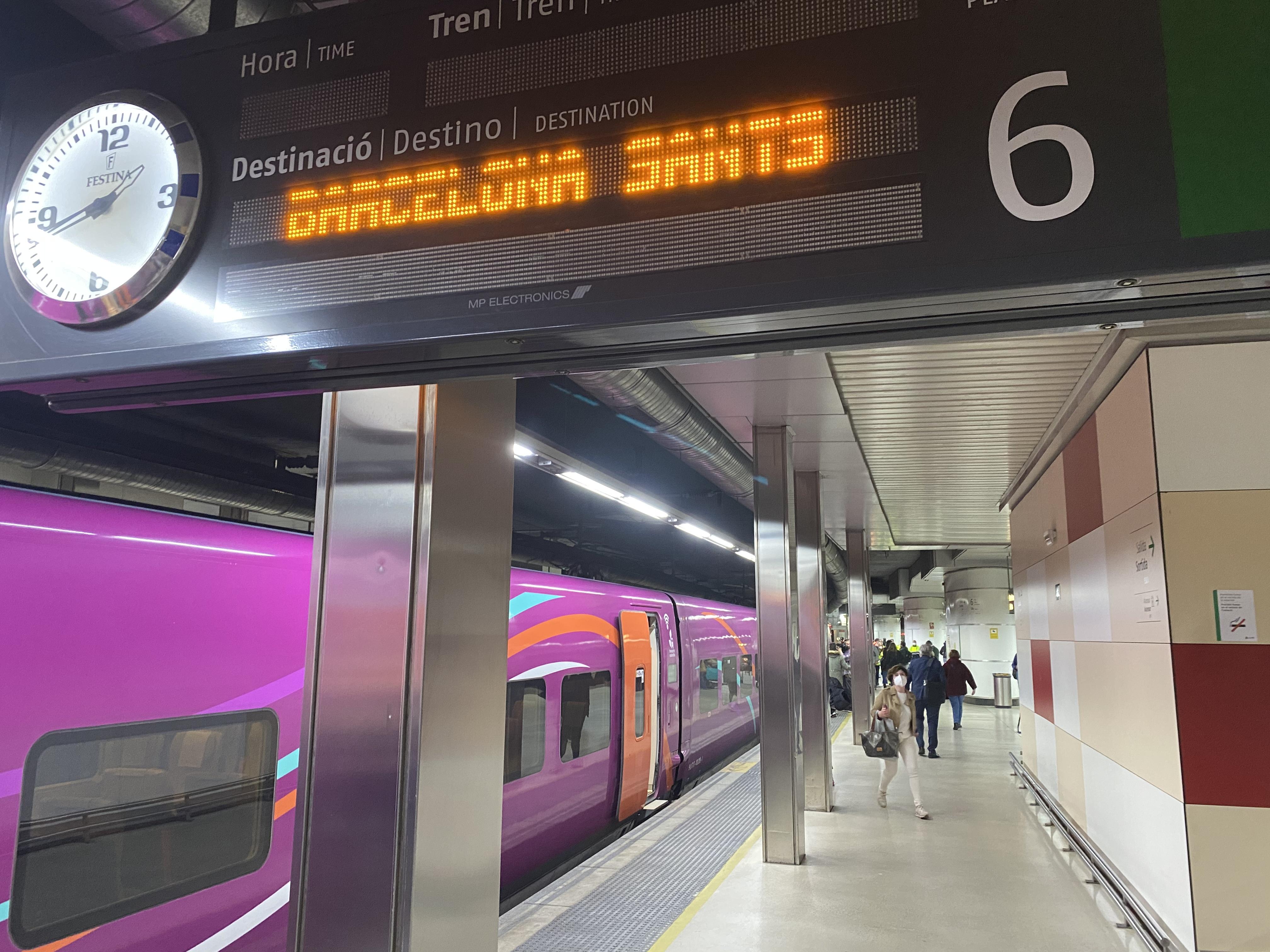 El Avlo, a su llegada puntual a la estación de Barcelona-Sants, a las 13:40. 