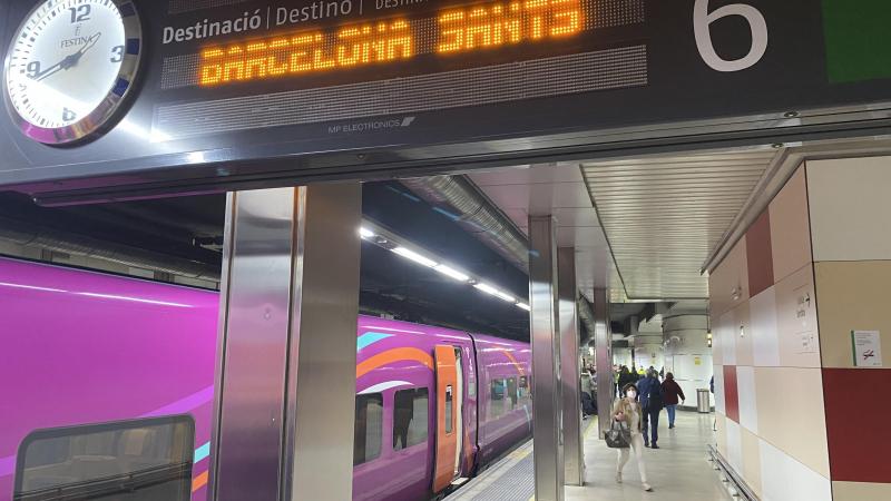 El Avlo, a su llegada puntual a la estación de Barcelona-Sants, a las 13:40. 