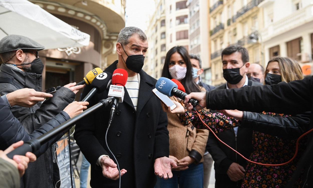 Toni Cantó ante los medios de comunicación en su etapa como miembro de Cs. EP