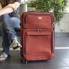 Una persona con su maleta esperando a viajar. Pixabay