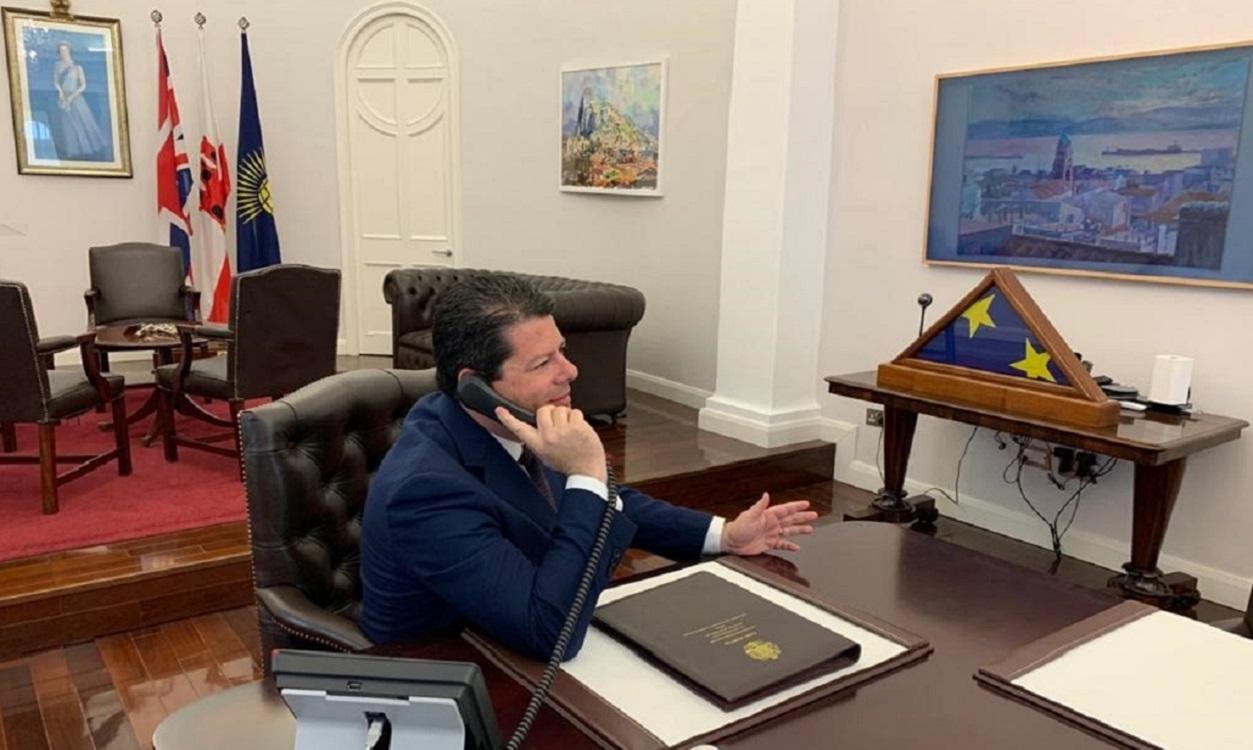 El primer ministro de Gibraltar, Fabian Picardo, en su despacho. Twitter de Picardo