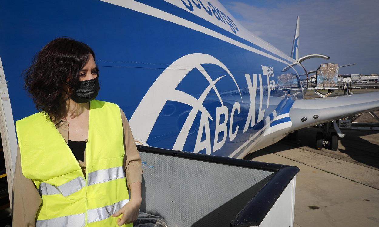 La presidenta de la Comunidad de Madrid, Isabel Díaz Ayuso, en un avión en el Aeropuerto de Barajas. EP