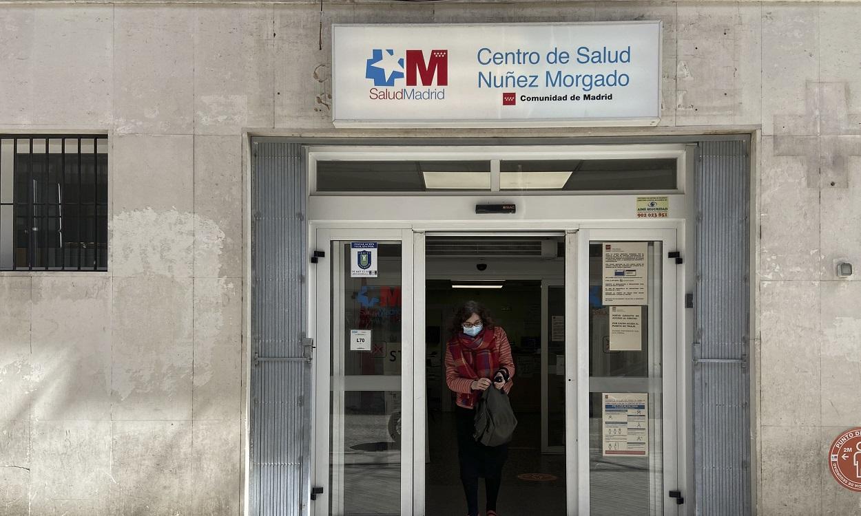 Una mujer sale por la puerta del Centro de Salud Núñez Morgado perteneciente a la zona básica de salud de Núñez Morgado. EP