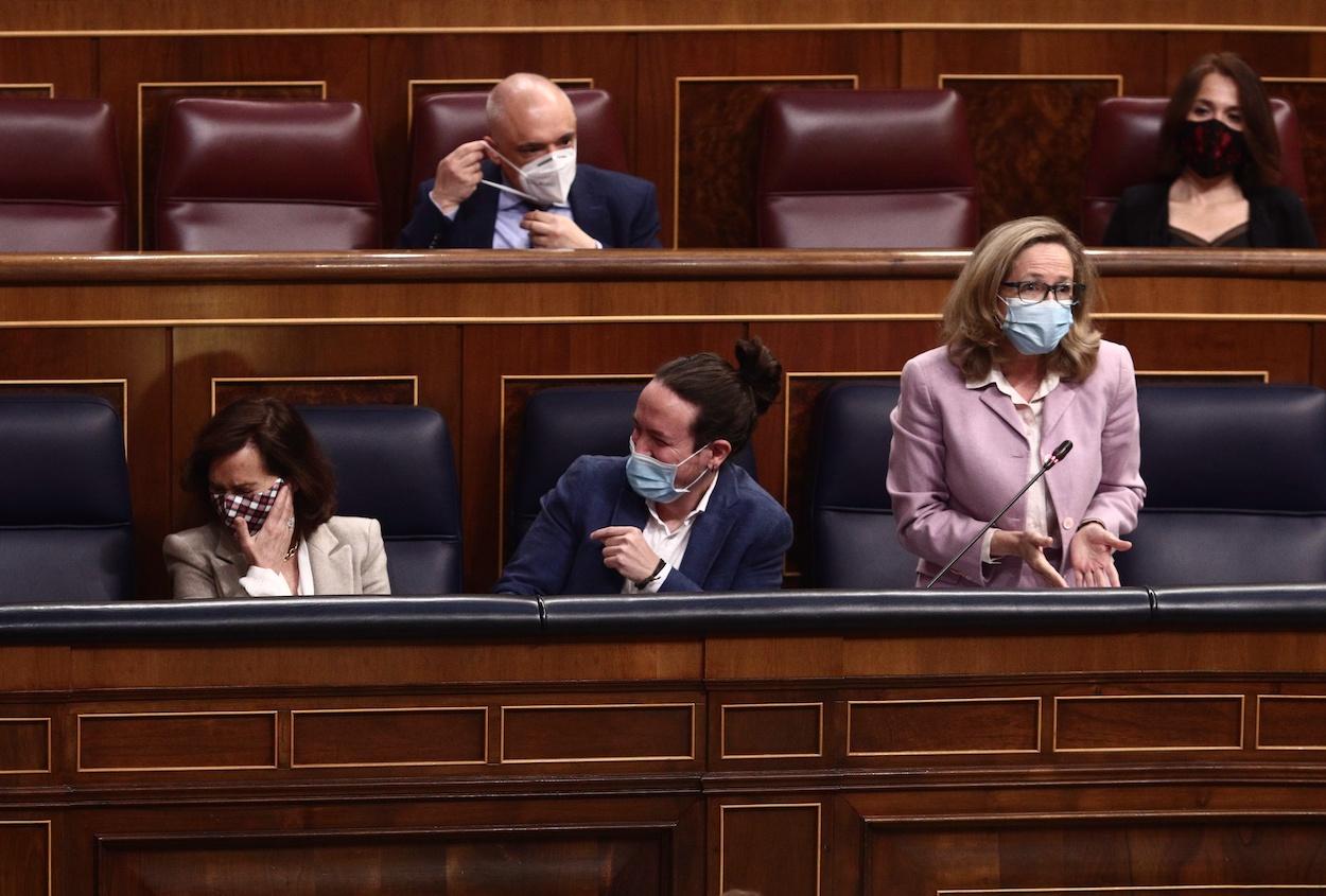 Imagen de la vicepresidenta tercera, Nadia Calviño, en el Congreso junto a Pablo Iglesias y Carmen Calvo