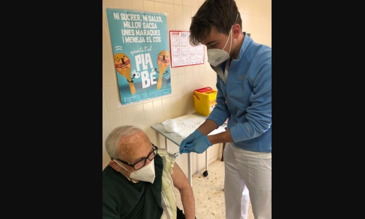 Un joven sanitario pone la vacuna contra el coronavirus a su propio abuelo. Twitter