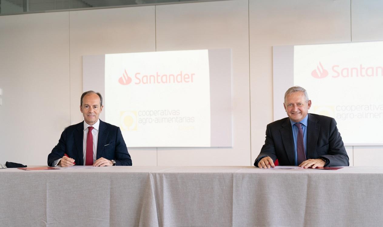 El consejero delegado de Santander España, Rami Aboukhair, y el presidente de Cooperativas Agro alimentarias de España, Ángel Villafranca, durante la firma