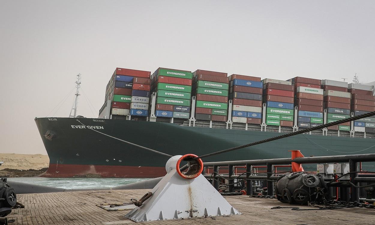 Un buque se encuentra encallado en el canal de Suez