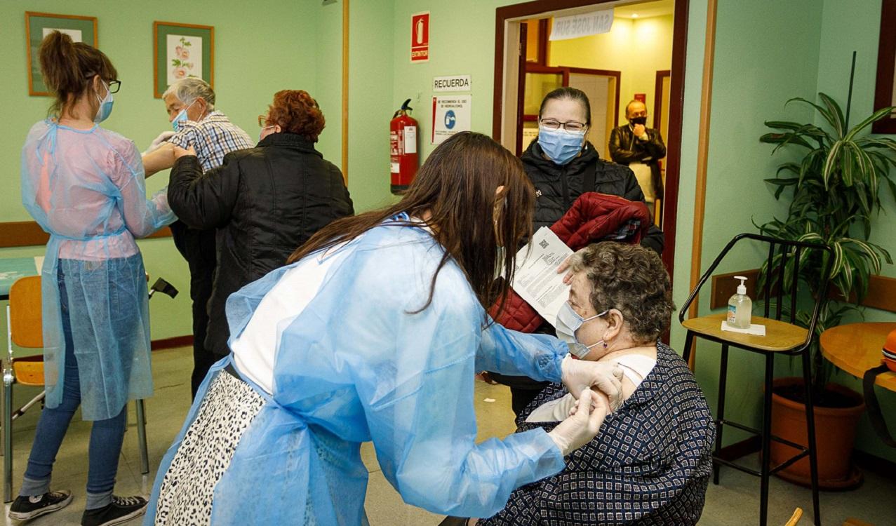 Vacunación contrar la COVID 19 a una mujer en el centro de personas mayores de San José, Zaragoza. EP